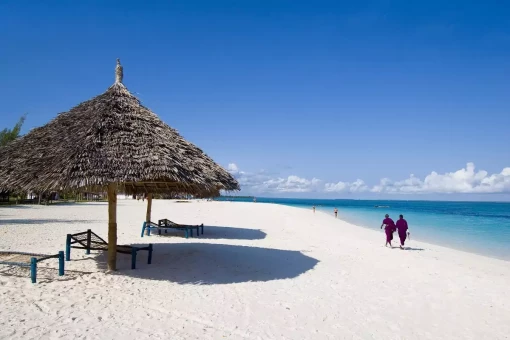 Lokale går i vandkanten på Zanzibar