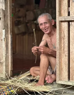 Smilende mand fra Iban-stammen i Batang Ai