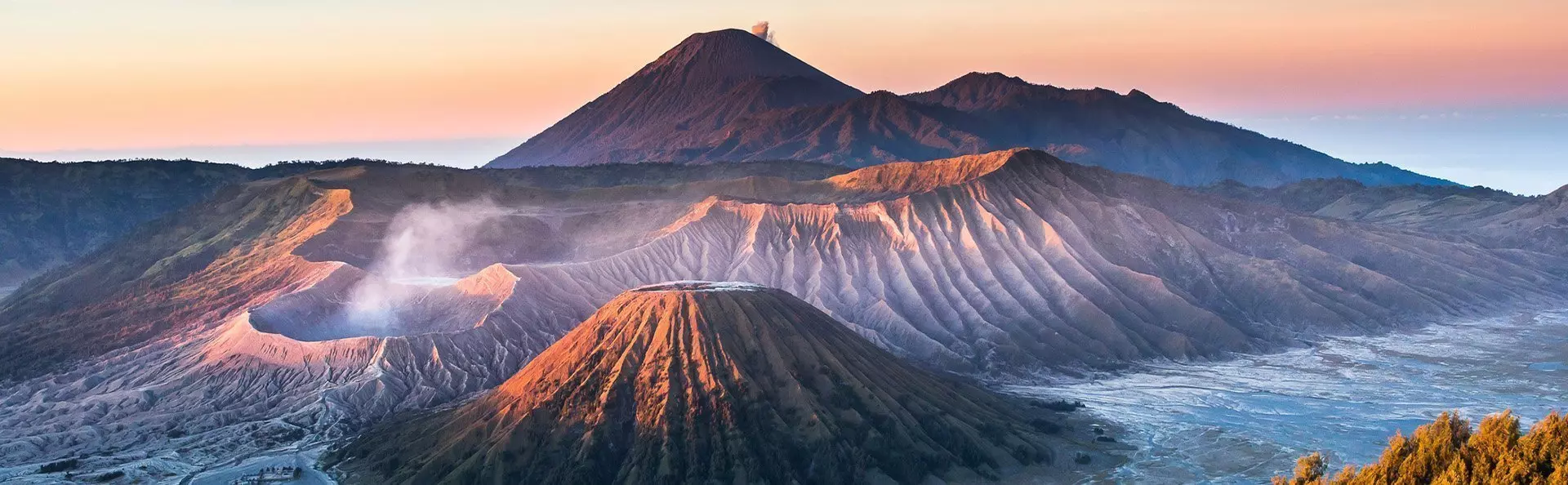 Dramatisk og farverig solopgang set fra Borobudur, Java