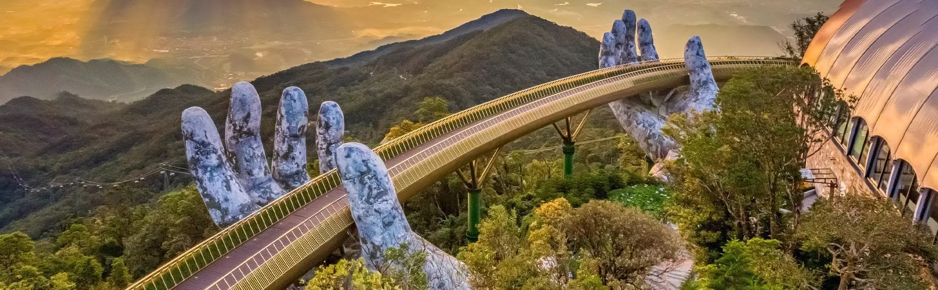Solnedgang ved Golden Bridge ved Ba Na Hills i Vietnam
