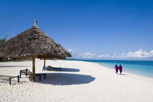 Lokale går i vandkanten på Zanzibar