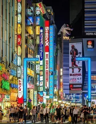 Shinjuku i Tokoyo om aftenen