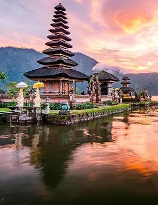 Solopgang over ulun danu beratan-templet på Bali, indonesien
