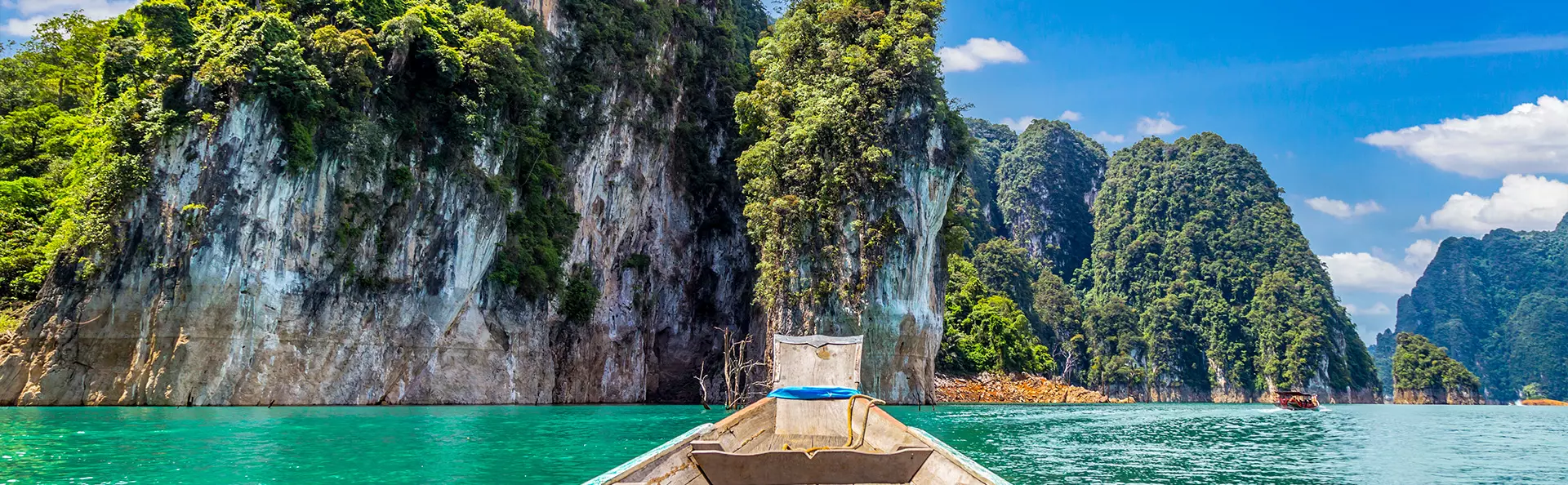 Langhalet båd på en sø i Khao Sok Nationalpark, Thailand