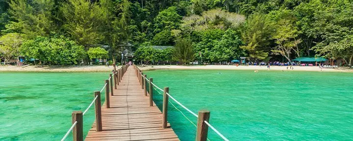 Bro i vandet på Gaya Island i Malaysia