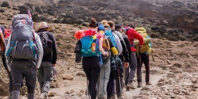 Gruppe af mennesker, der er igang med at bestige Kilimanjaro.