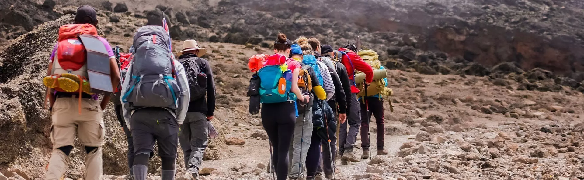 Gruppe af mennesker, der er igang med at bestige Kilimanjaro.