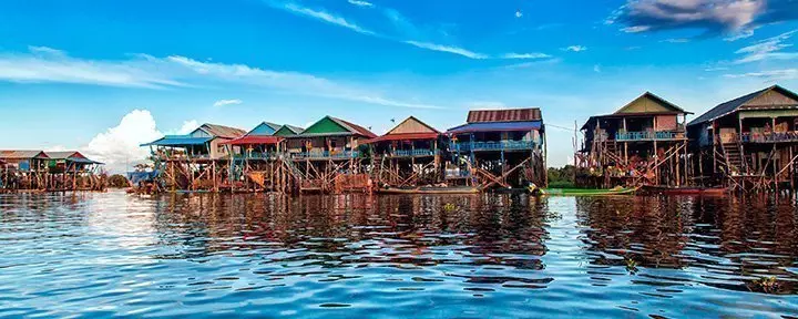Flydende landsby ved Tonle Sap-søen i Cambodia